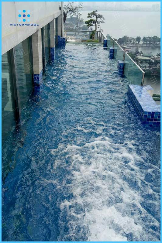 Bể bơi vách kính ốp lát gạch mosaic ven Hồ Tây, Hà Nội be-boi-vach-kinh-op-lat-gach-mosaic-ven-ho-tay-ha-noi