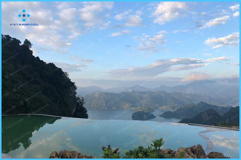 be-boi-vo-cuc-tren-dinh-nui-o-ba-khan-hoa-binh-1